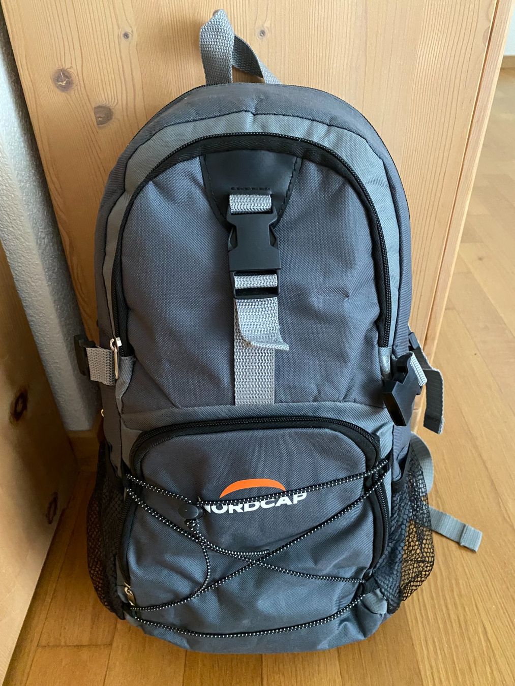 Nordace Zaini: Freizeitrucksack in Grau/Schwarz Marke Nordcap – Usato da Visp venduto da Sternli66
