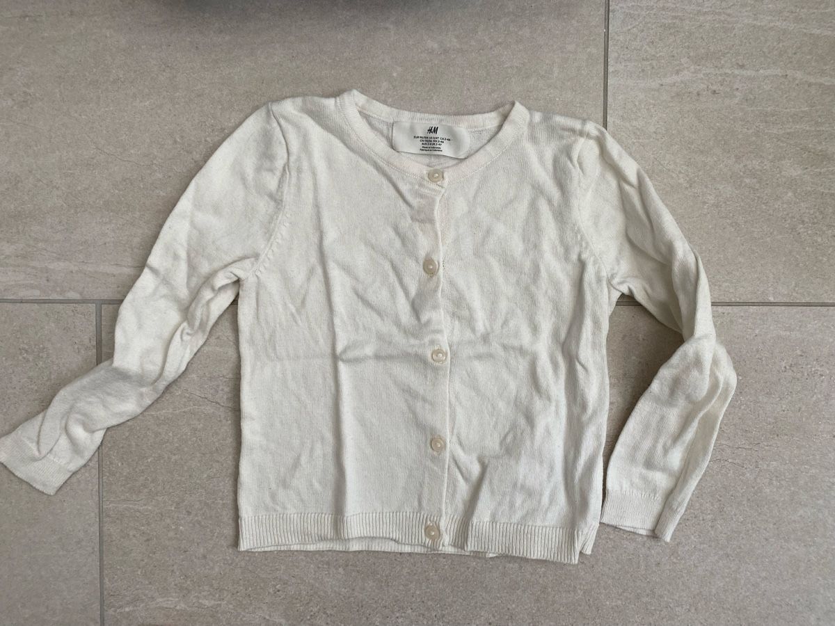 H&M Giacche & Cappotti: H&M Strickjacke Gr. 98/104 weiss Mädchen – Usato da Neerach venduto da ne11a