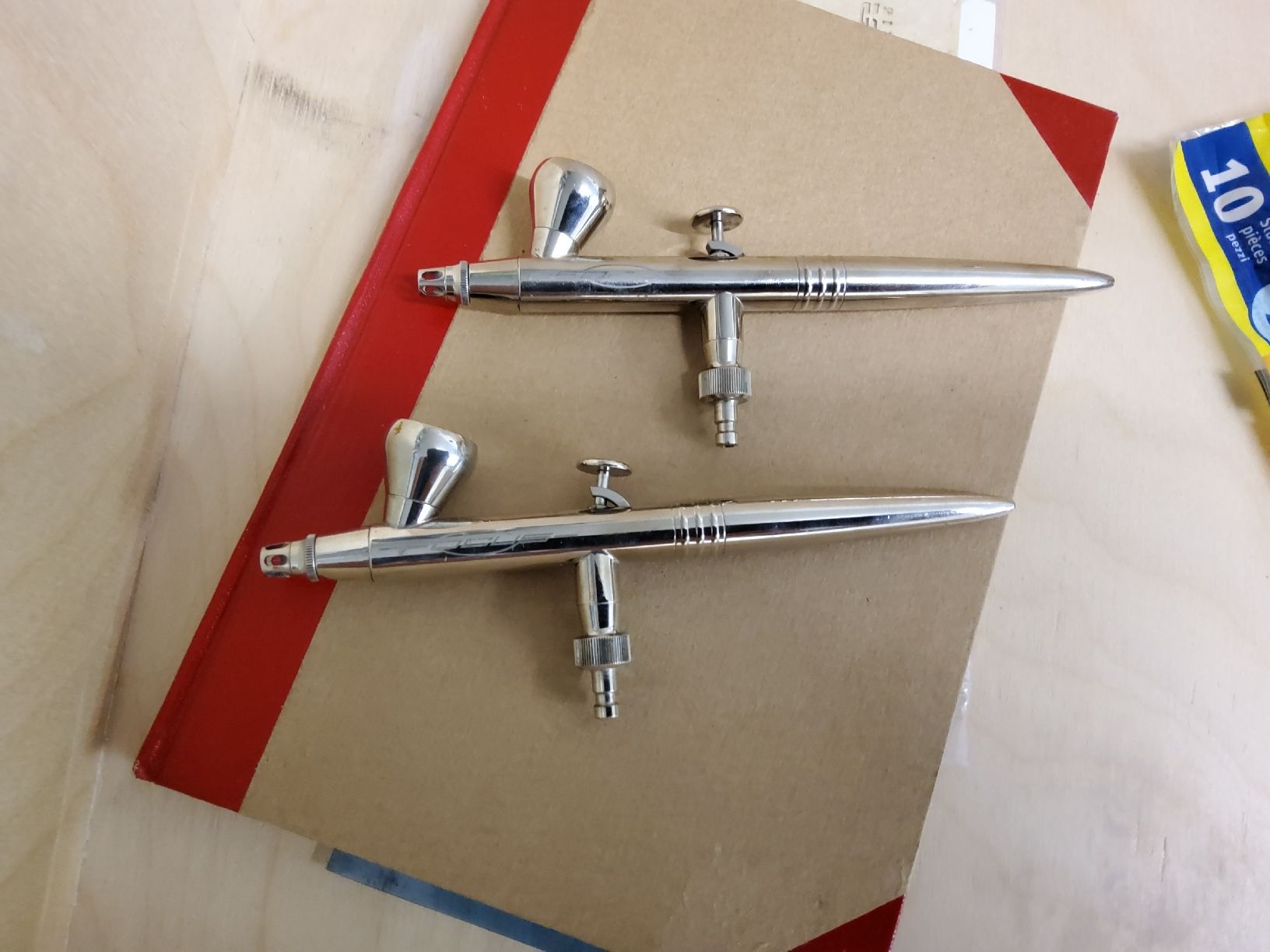 Compressori: Diverses Airbrush Material inkl. Möbel und Kompressor – Usato da Hinwil venduto da Nabe1