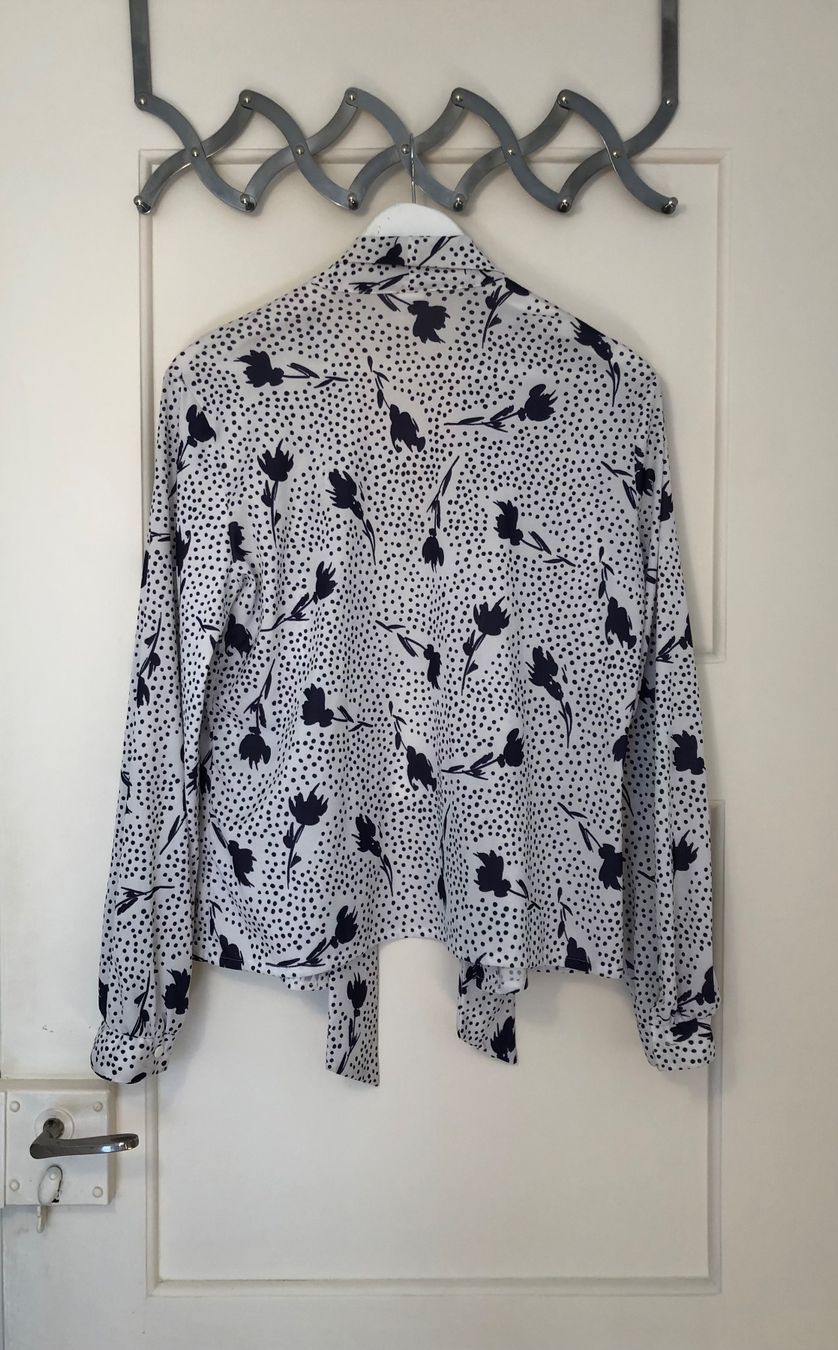 Camicette: weisses lange Bluse mit Blumen Muster – Usato da Zürich venduto da Platonium 3
