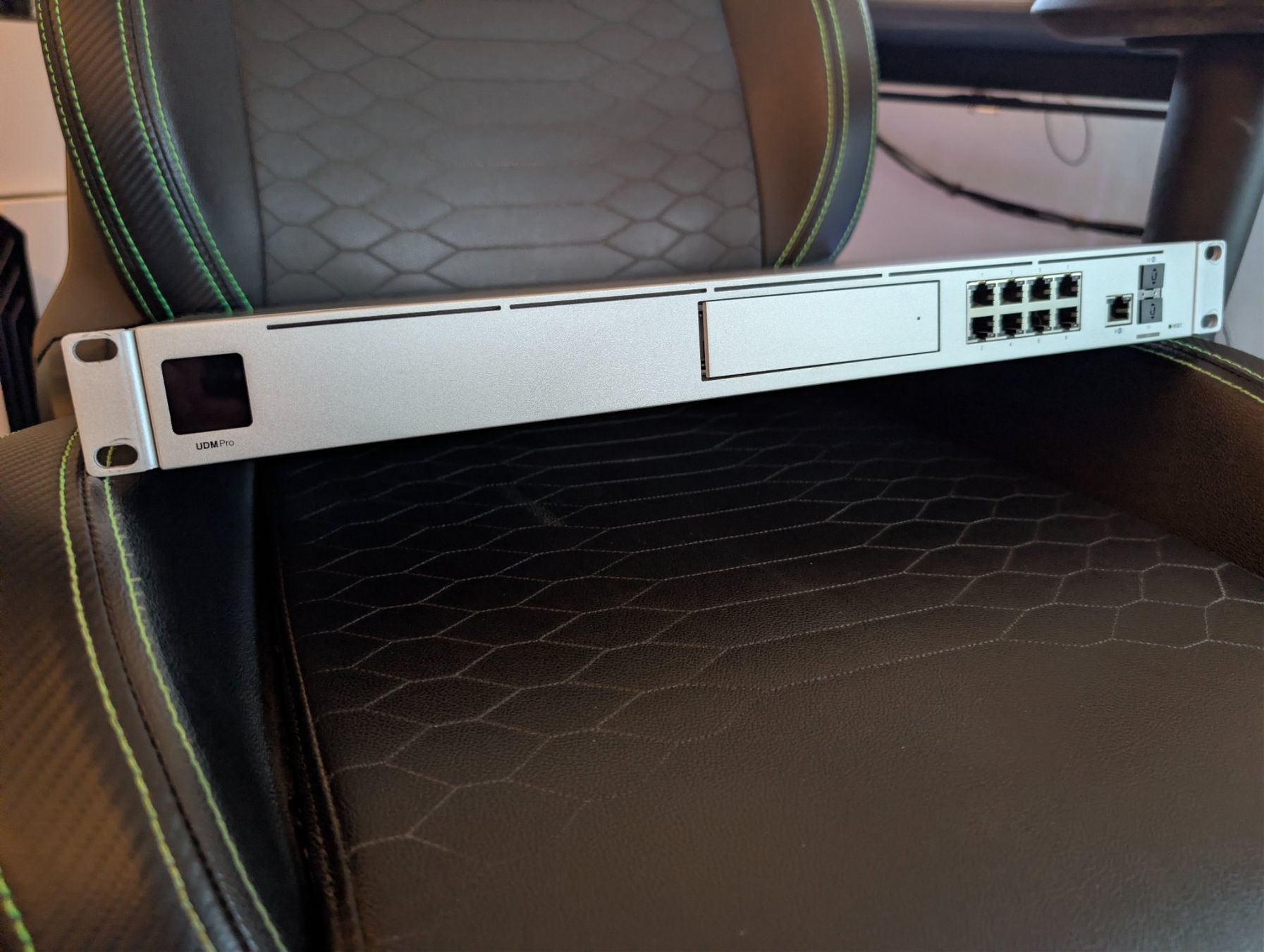 Ubiquiti Modems & Router: Ubiquiti UniFi UDM-PRO Gateway – Gebraucht aus Uznach von ZuneQ 1