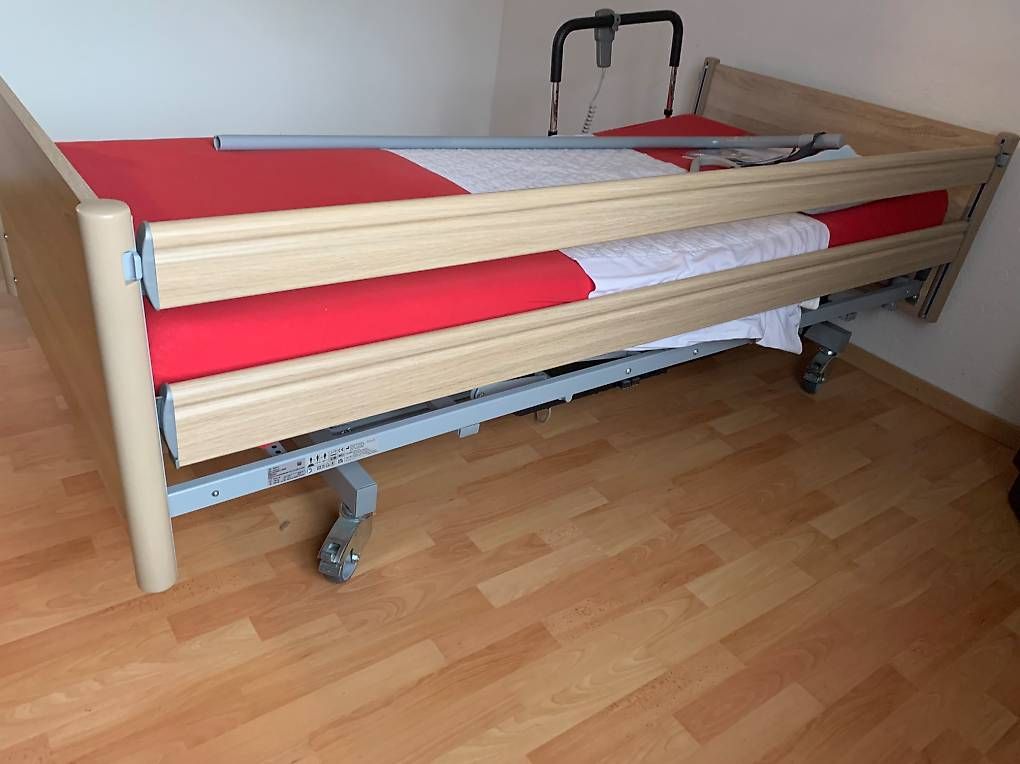Betten: Pflegebett 90cm mal 200cm  – Gebraucht aus Neftenbach von hangi60 1