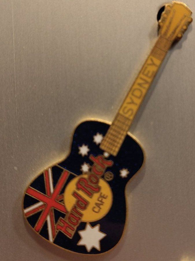 Hard Rock Cafe Placchette & Badge: Hard Rock Cafe Guitar Flag Pin Sydney – Usato da Kloten venduto da SuperRetroPixels