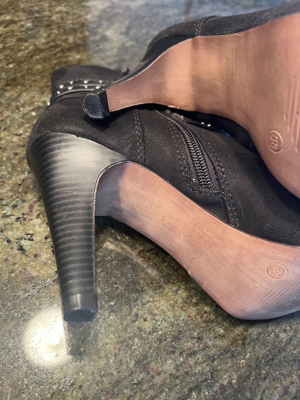 Scarpe da donna: Schwarze Stiefeletten mit Nieten Gr. 38 – Usato da Neftenbach venduto da ernach 2