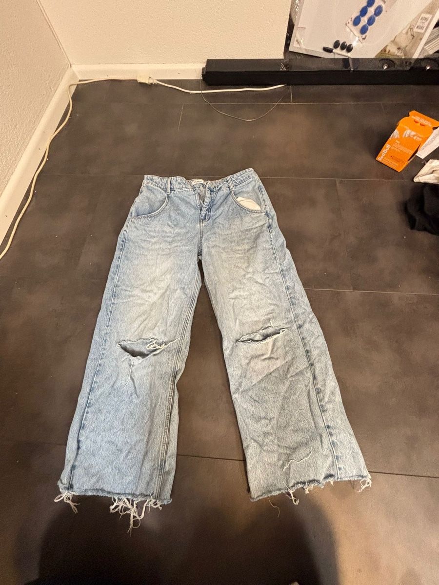 Bershka Jeans: 4 Jeans Hosen von Bershka und Pull&Bear – Usato da Therwil venduto da vin_fx2q 4