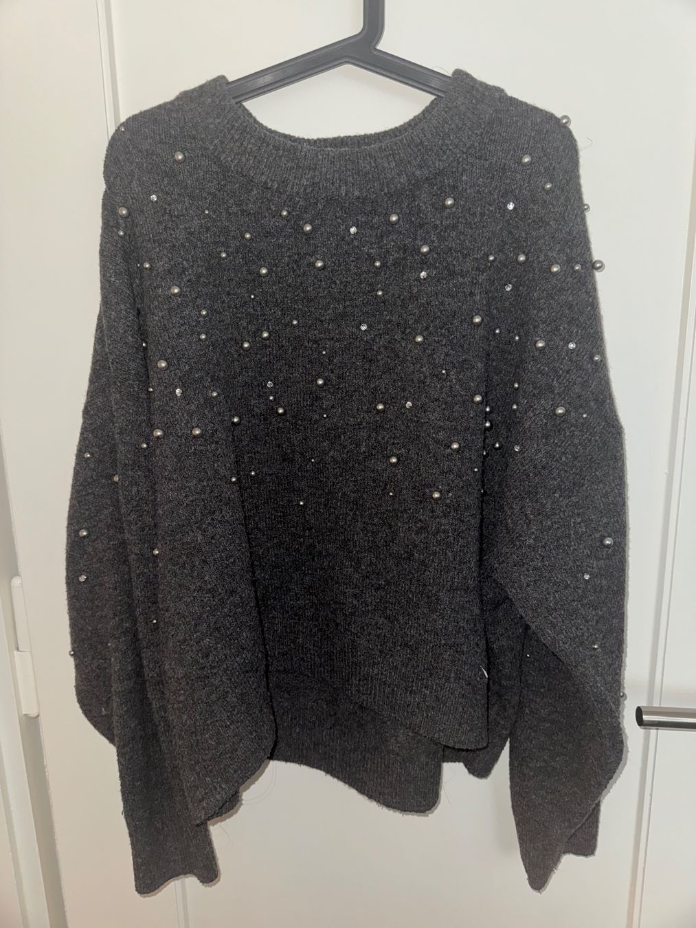 H&M Maglioni & Felpe: Strickpullover mit Strass und Perlen Grösse L – Usato da Bern venduto da MissionAusmisten