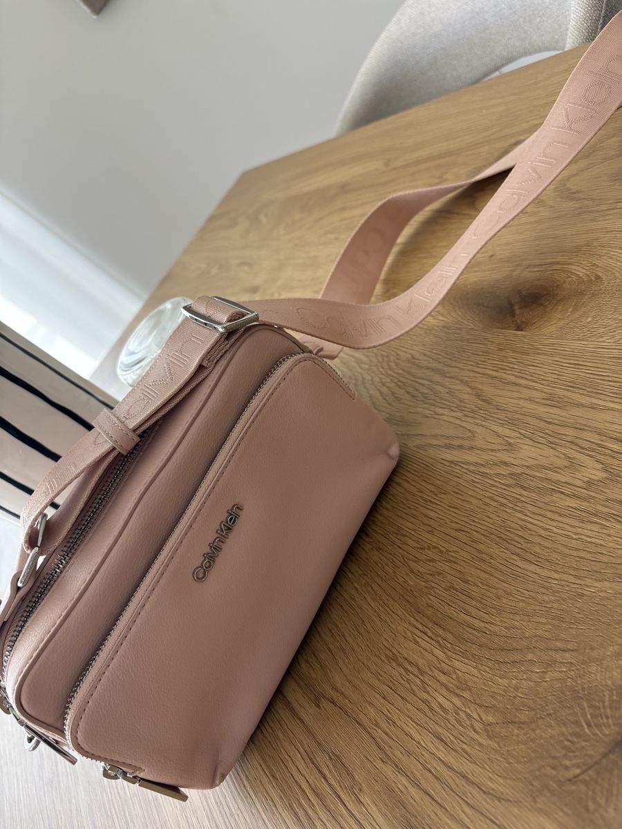 Calvin Klein Borse da donna: Calvin Klein Umhängetasche – Usato da Laufen venduto da Jamii3 1