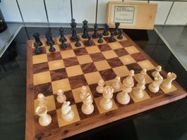 JEU D'ÉCHECS, les PIÈCES sont dans leur BOÎTE d'origine