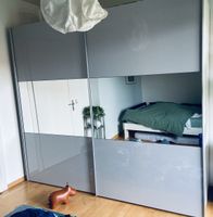 Grosser Schrank mit Spiegel und Schiebetüre
