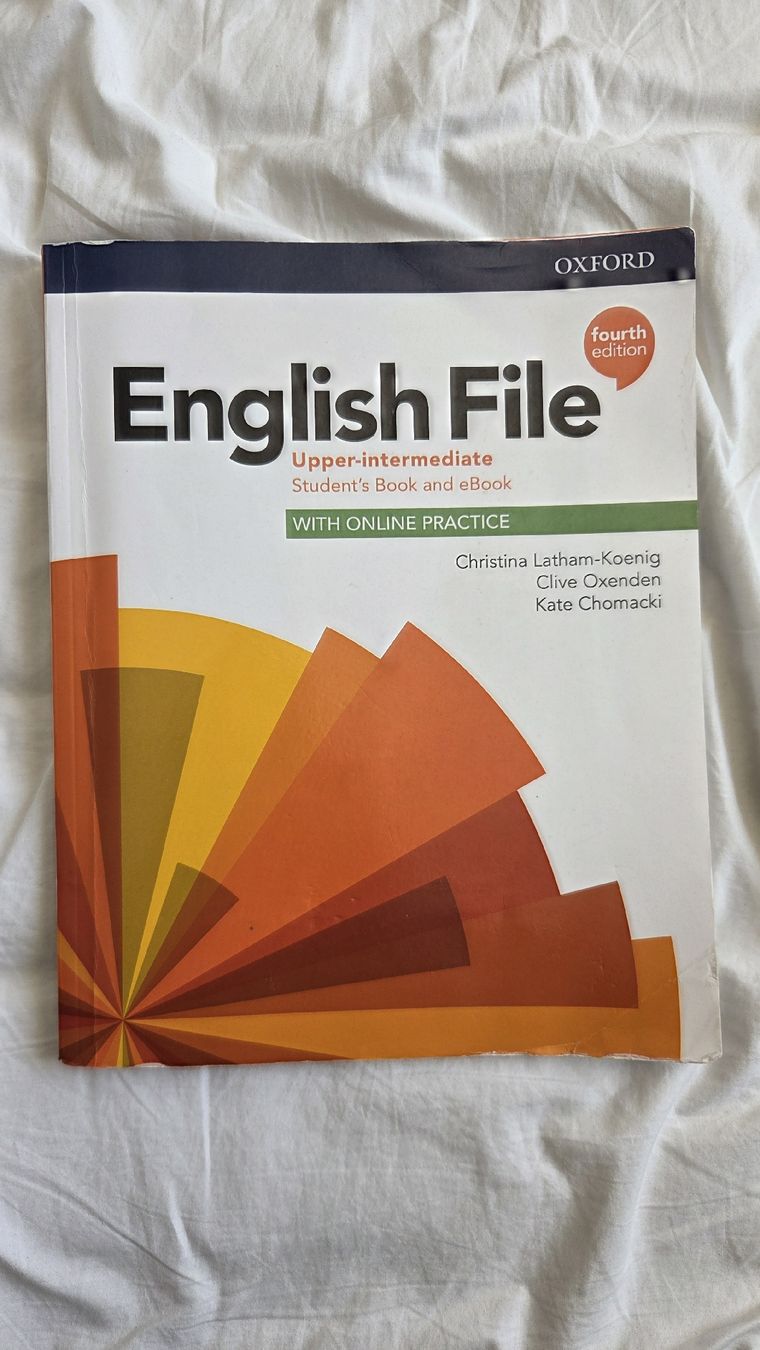 Livres: English File Upper-Intermediate Student's Book mit e-book – D'occasion à Ebmatingen par joelme