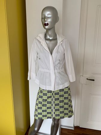 AKRIS: Super leichte weisse Jacke mit Kapuze, 36