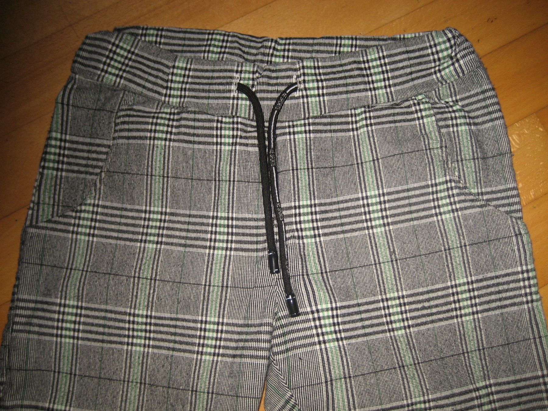 Pantaloni: Hose kariert, schwarz/weiss/grün – Usato da Unterengstringen venduto da Olifant4 1