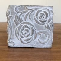 Blumentopf mit Rosenmotiv
