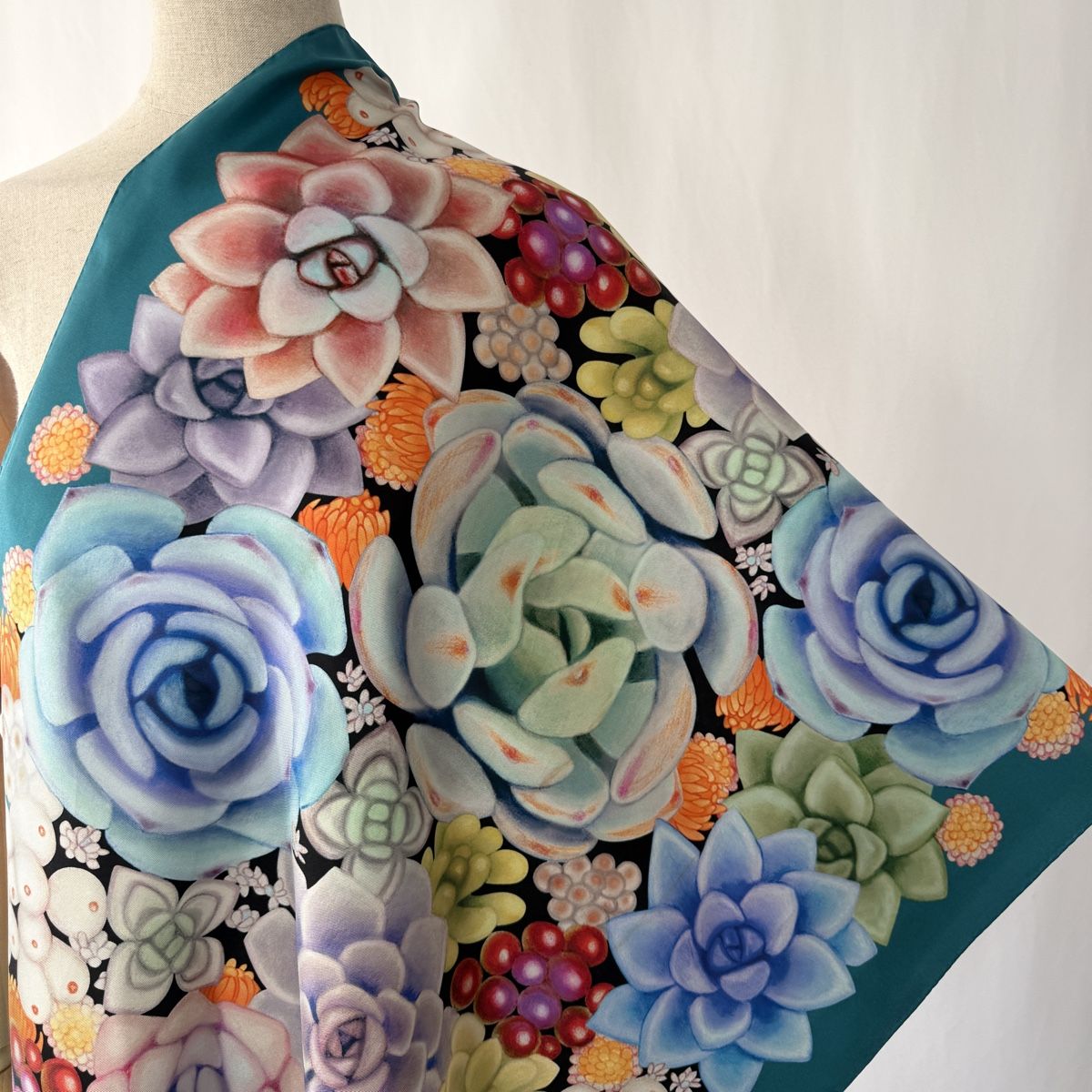 Fabric Frontline Foulard & Sciarpe: FABRIC FRONTLINE Satin Silk Scarf – Usato da Emmen venduto da Avviivva_Com2023 1