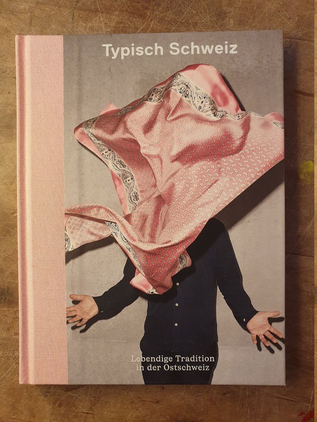 Libri: Typisch Schweiz - Lebendige Tradition in der Schweiz – Usato da Zürich venduto da loosebone