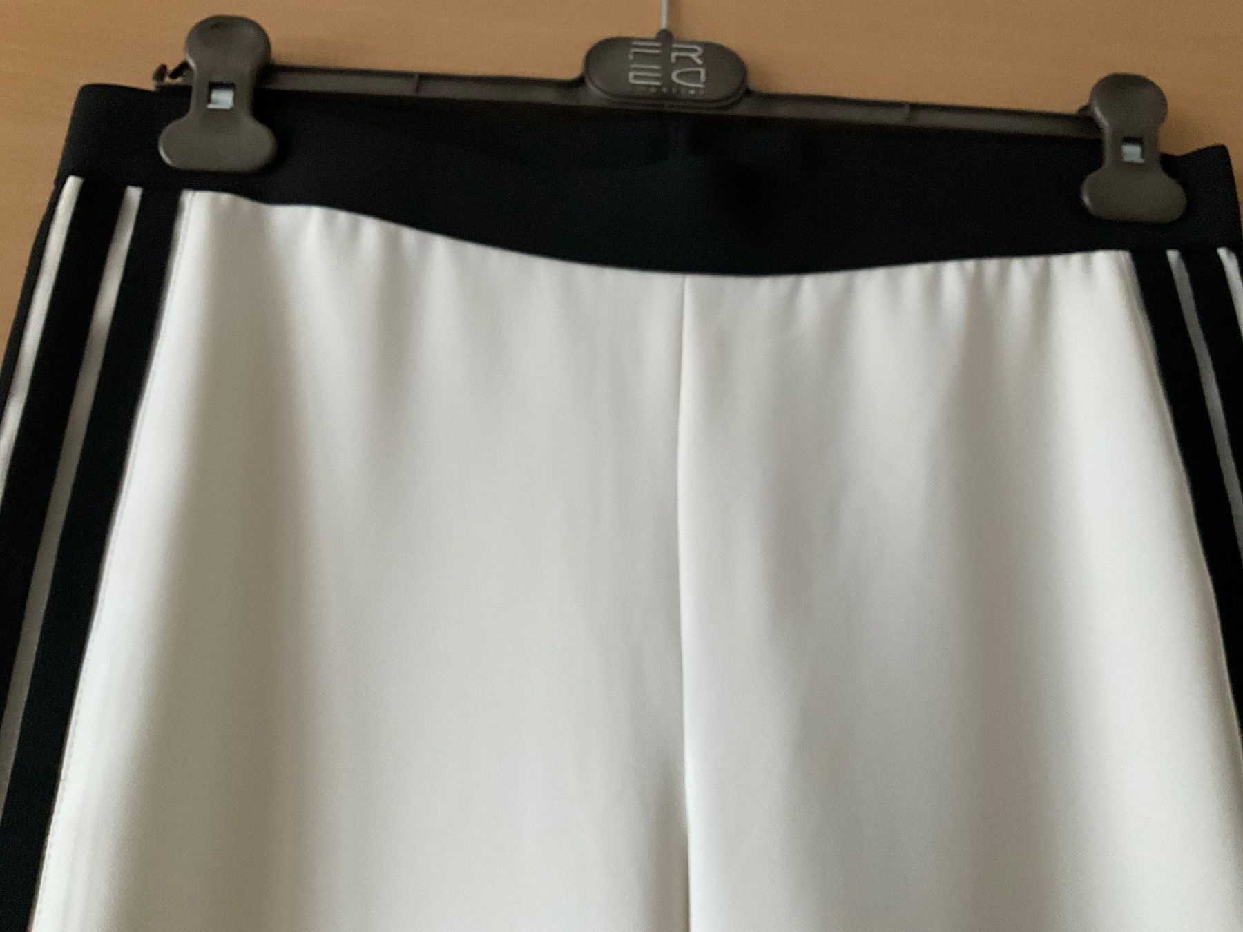 Pantaloni: Pantalon de jogging chic occasion t. 36-38 – Usato da Murten venduto da Louis1954 1
