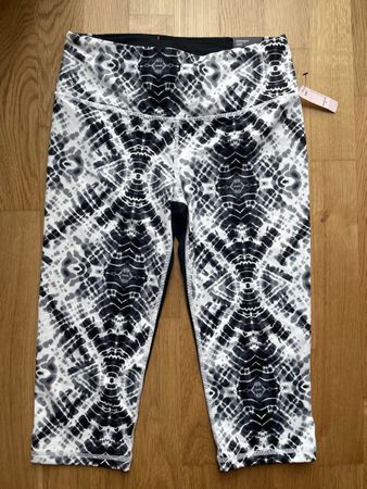 Victoria’s Secret Capri Sports Leggings M NEW