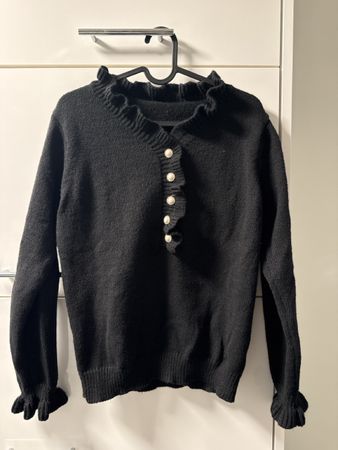 Schwarzer Strickpullover mit Rüschen und Perlen, Gr. S