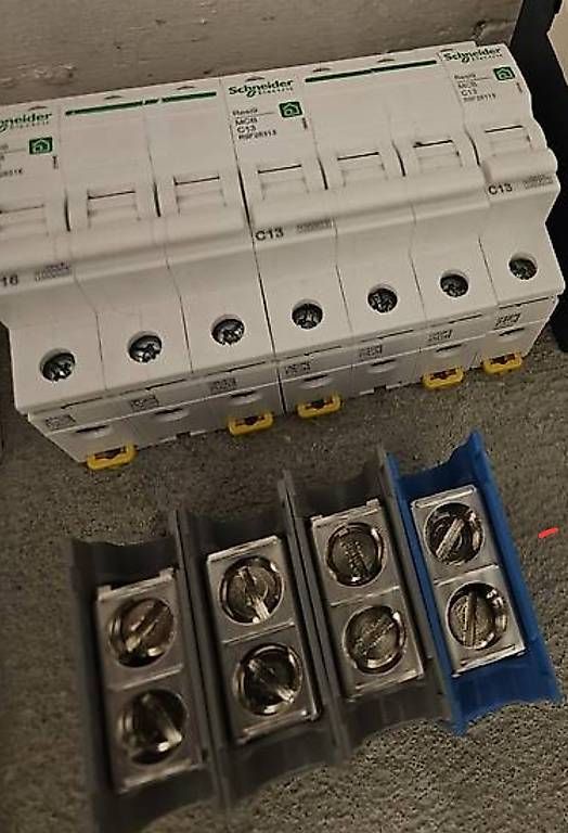 Alimentazione elettrica: Disjoncteur 16A 13A 3L 1L – Usato da Veyras venduto da Vince_396
