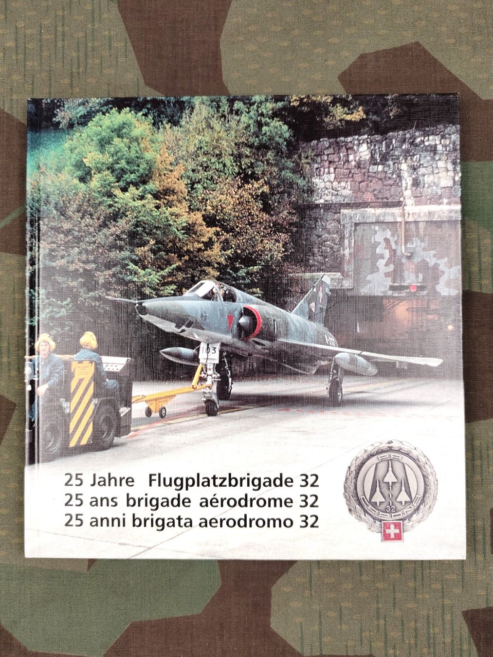 Schweizer Armee Uniformi: Buch, 25 Jahre Flugplatzbrigade 32 – Usato da Bauma venduto da SwissMilitaria