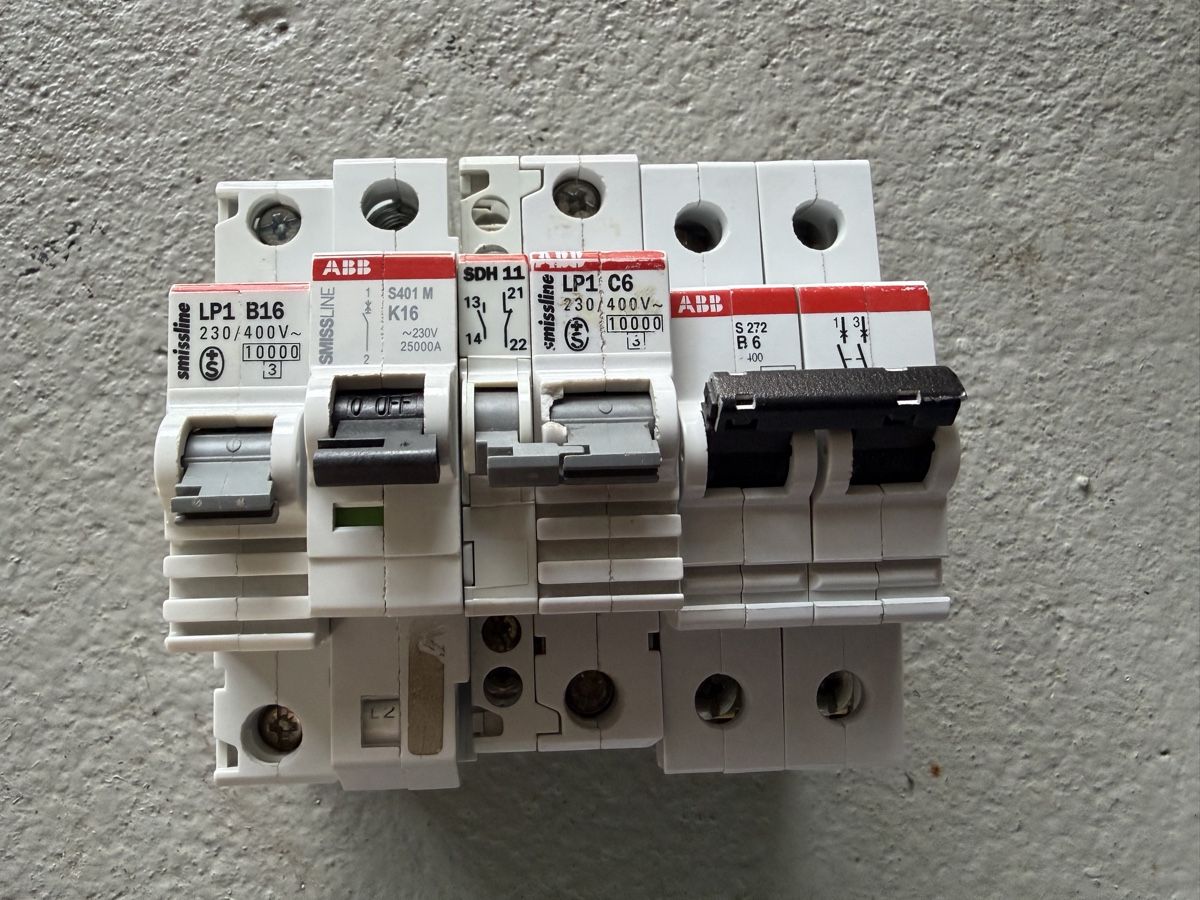 ABB Elektrotechnik: Divers disjoncteurs et contacts  – Gebraucht aus Court von Sam771 4