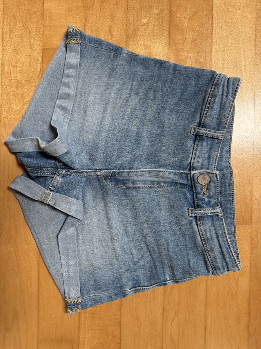 H&M Pantaloni: H&M Jeans Shorts, hellblau, Gr. 34 – Usato da Maisprach venduto da jokoundklaas