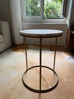 Beistelltisch mit heller Steinplatte