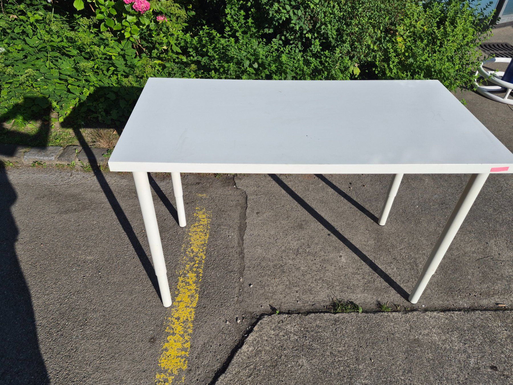 Ikea Tables: Tisch weiss mit Gebrauchsspuren – D'occasion à Münchenstein par tsp01