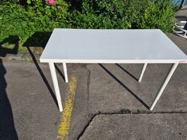 Tisch weiss mit Gebrauchsspuren