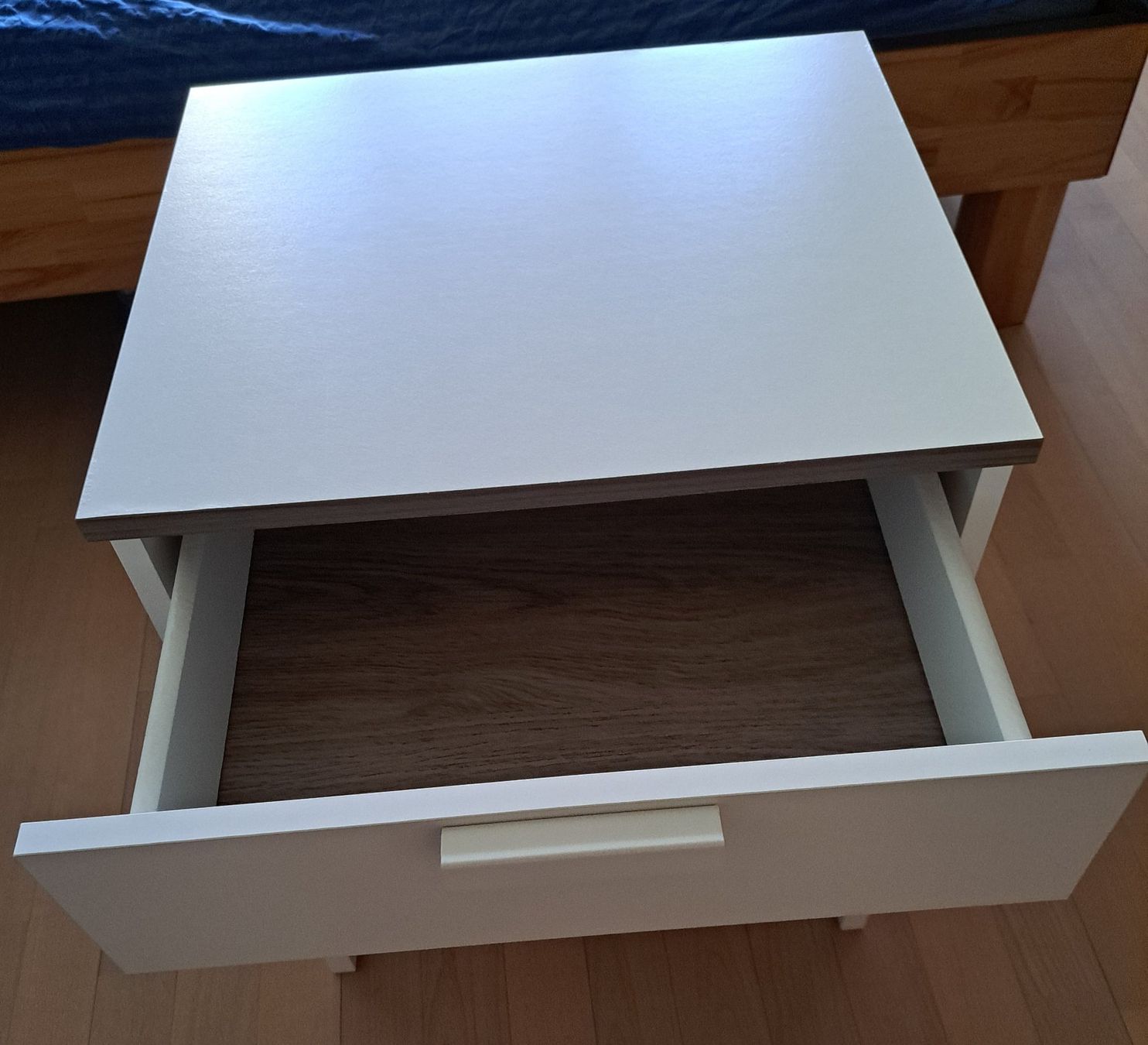 Ikea Nachttische: Eleganter weisser Nachttisch mit Schublade – Gebraucht aus Pfäffikon ZH von ser_yd5m 1