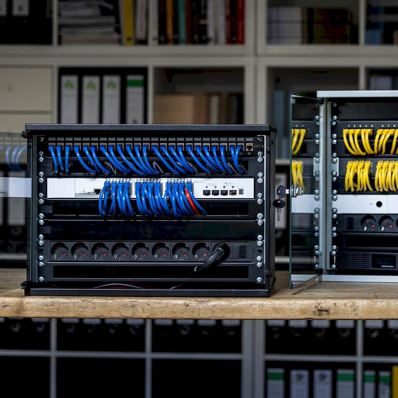 Sonstiges zu Computer & Netzwerk: HMF Serverschrank 19 Zoll 9HE – Neu und originalverpackt aus Bottighofen von zaap 6