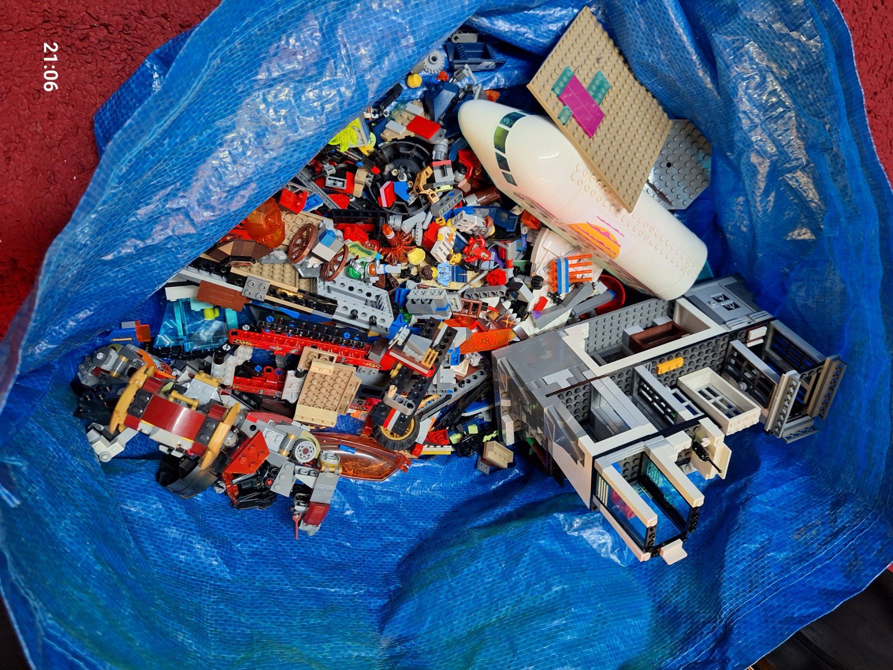 Lego Kit di costruzioni: Vrac de pièces et quelques figurines lego – Usato da Grandson venduto da Crtz205