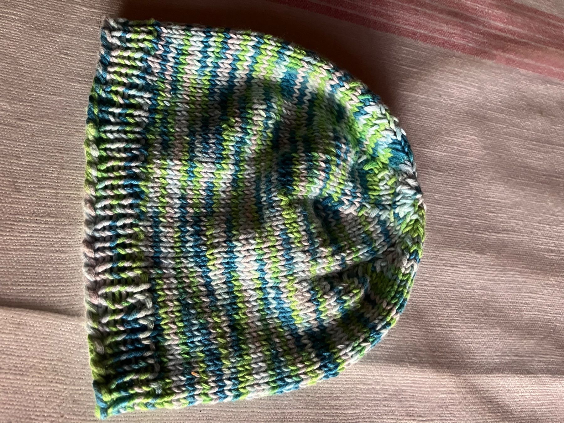 Vestiti & Gonne: Kleines warmes gestricktes Häubchen. – Nuovo e nell'imballaggio originale da Reichenbach i. K. venduto da haferflocken07 1