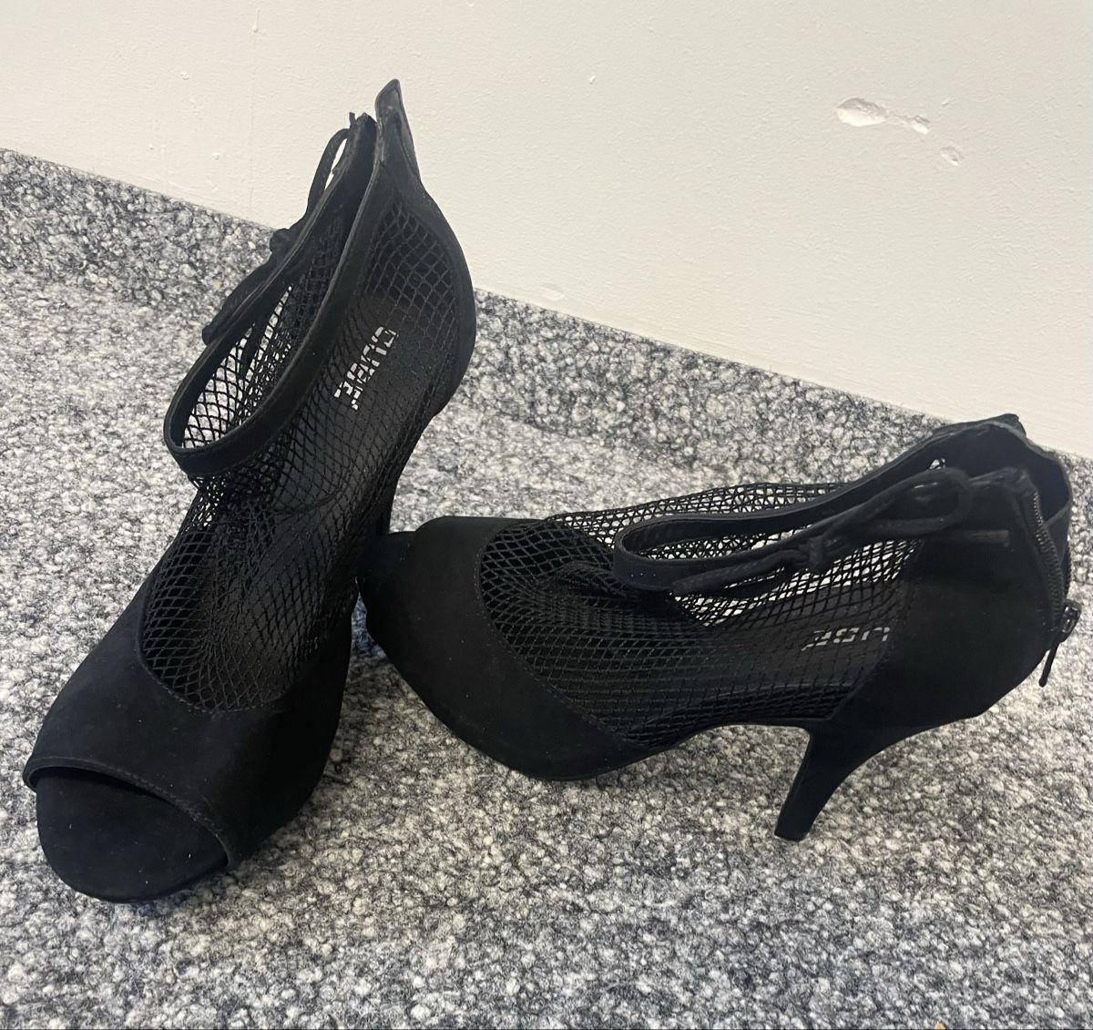 Scarpe da donna: Pumps mit Netzstoff Marke CUBE schwarz Grösse 40 neu – Nuovo (secondo la descrizione) da Au ZH venduto da Jaggy4