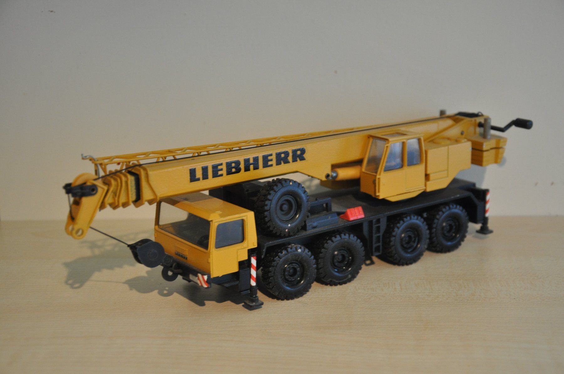 Conrad Kit di modellismo & Modellini statici: LIEBHERR Mobilkran – Difettoso da Mitlödi venduto da worker04