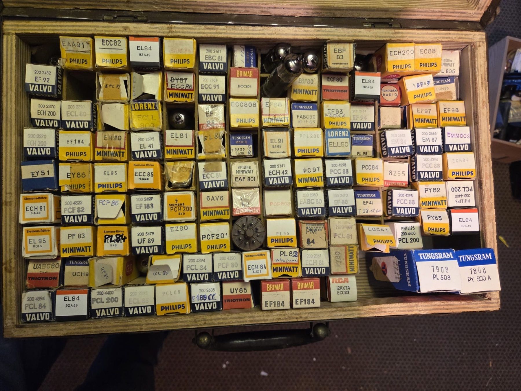 Componenti elettronici: Historische Elektronenröhren – Usato da Gams venduto da Akgams 4