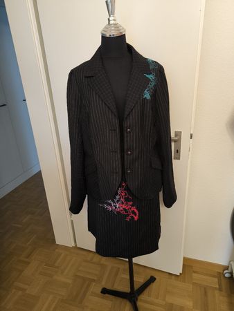 St-Martins Damenkostüm Dunkelblau Gr. XL mit Stickerei Vögel