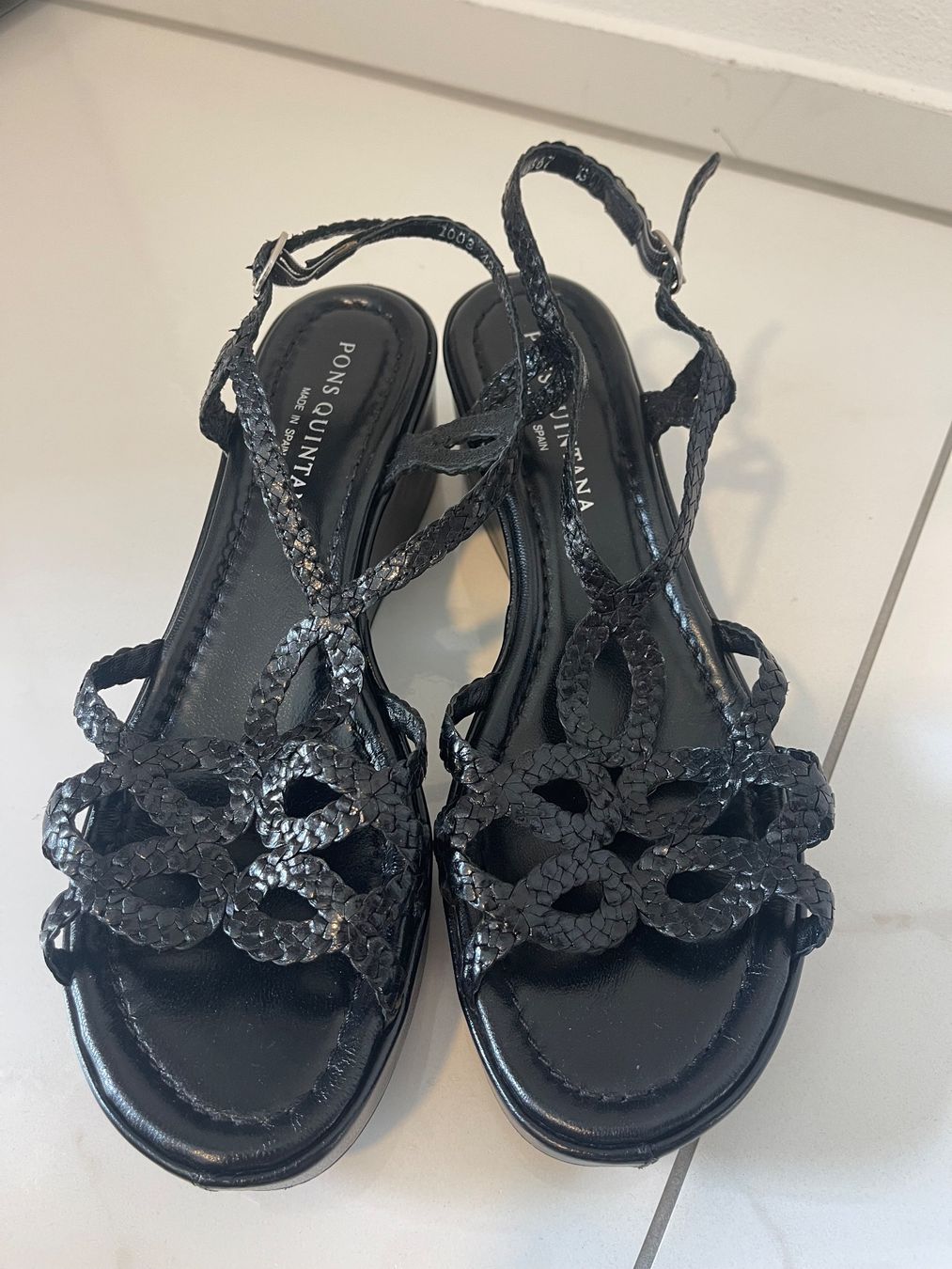Scarpe da donna: Schwarze Plateau-Sandale in Grösse 42 – Usato da Zizers venduto da sarah_1987 1