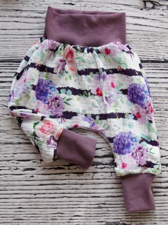 Neugeborene Pumphose aus Musselin mit Blumen 50/56 NEU