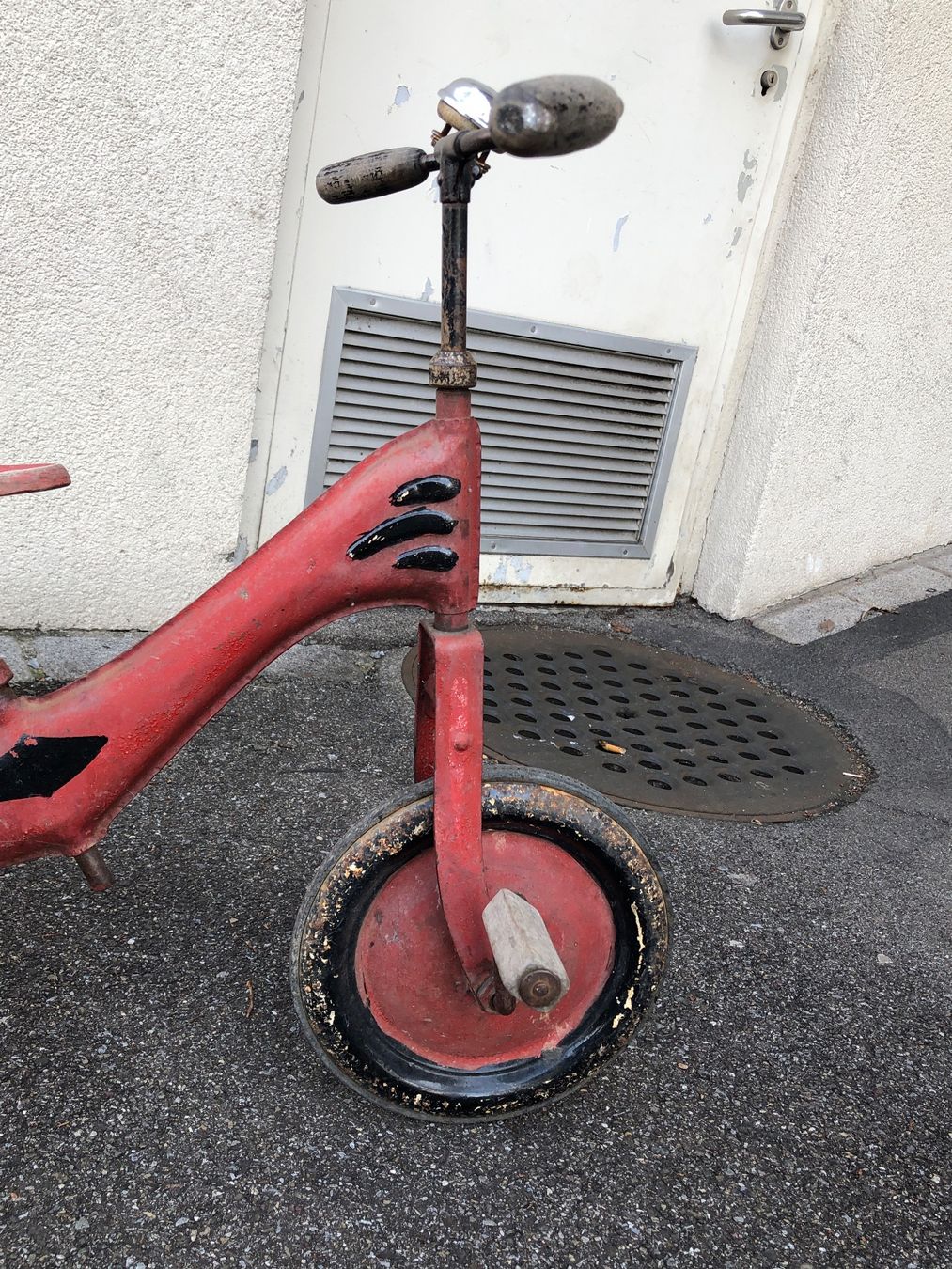 Veicoli per bambini: antikes Drei-Rad aus Metall – Usato da Langnau am Albis venduto da peterpicasso 5