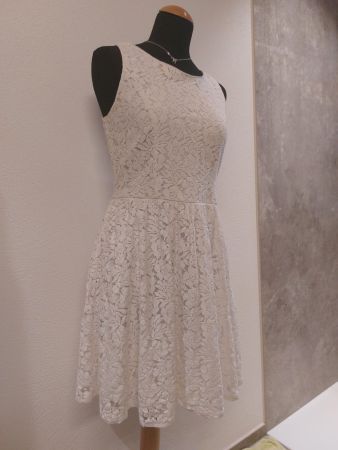 Sommerliches Spitzenkleid in Weiss, Grösse 36, Top Zustand