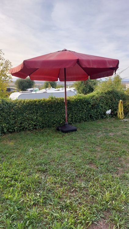 Ombrelloni: Grosser Sonnenschirm mit Sockel – Usato da Aesch BL venduto da EasyPeasy_AeschBL
