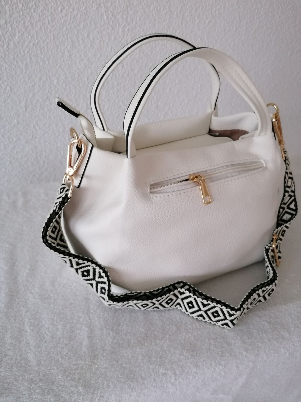 Borse da donna: Weisse Handtasche mit Ethno-Tragegurt – Nuovo e nell'imballaggio originale da Emmen venduto da Tigerlady