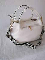 Weisse Handtasche mit Ethno-Tragegurt