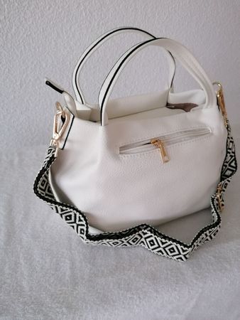Weisse Handtasche mit Ethno-Tragegurt
