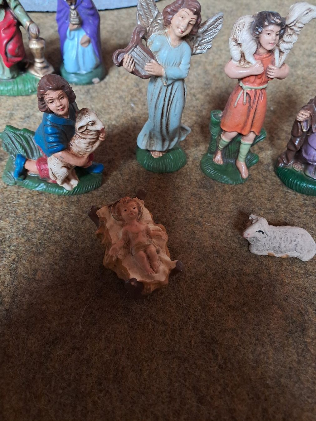 Alle Dekorationen: Rustikale Weihnachtskrippe mit alten Figuren Handbemalt – Gebraucht aus Lengnau BE von E500T 9