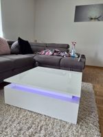 Moderner weisser Couchtisch mit LED-Beleuchtung Hochglanz