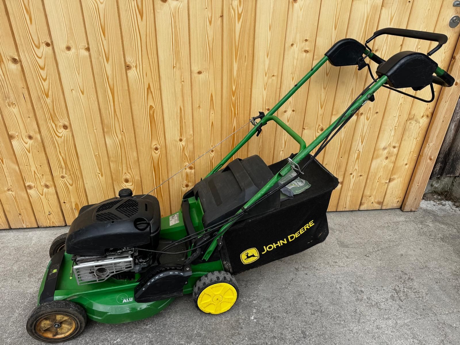 John Deere Tagliaerba: Rasenmäher John Deere R47V mit Variomat Radantrieb – Usato da Niederuzwil venduto da Dakitiki