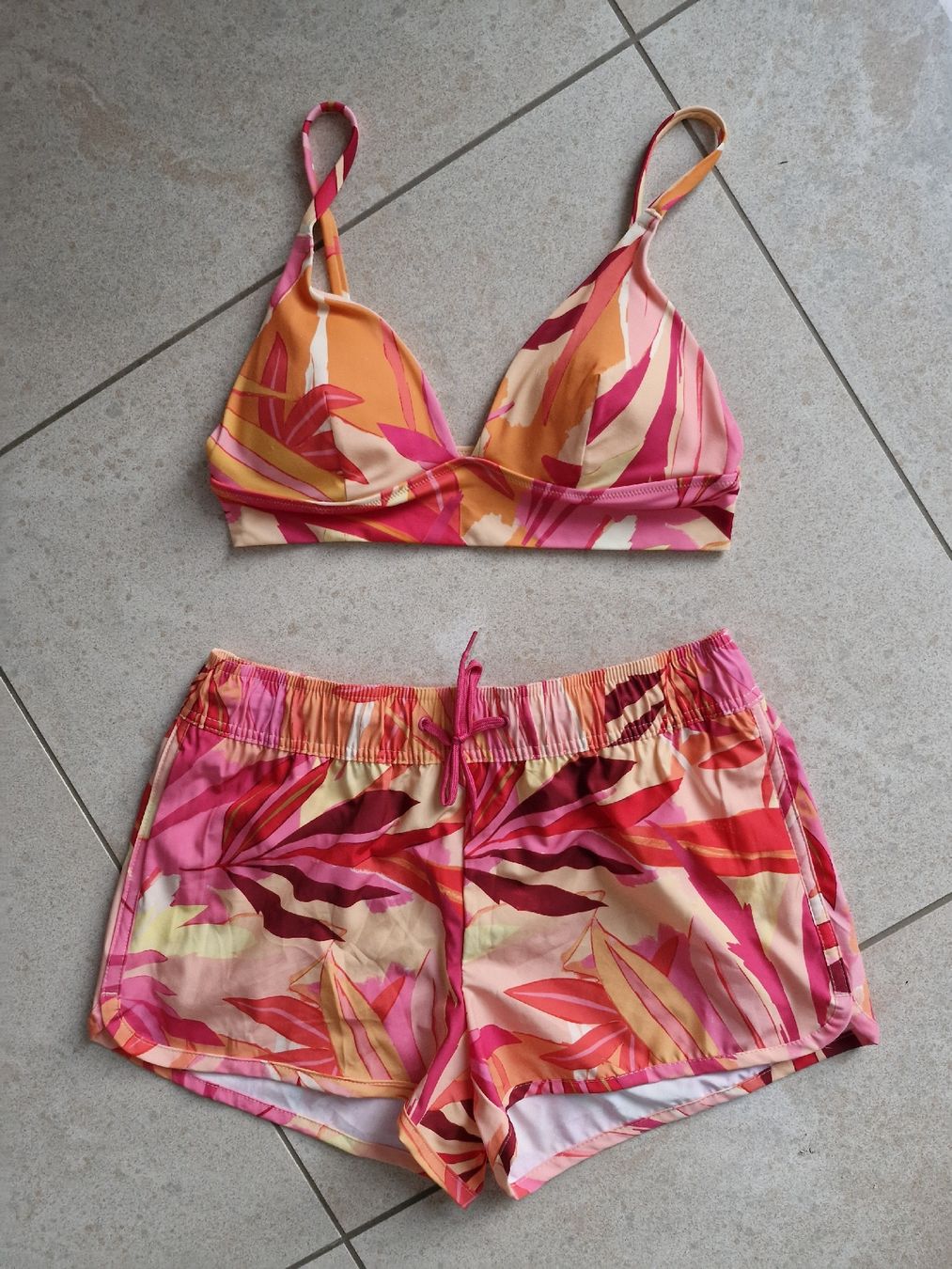 Costumi da bagno & Bikini: Bikini Set mit floralem Muster - Grösse M neuwertig – Nuovo (secondo la descrizione) da Balterswil venduto da and_72wd