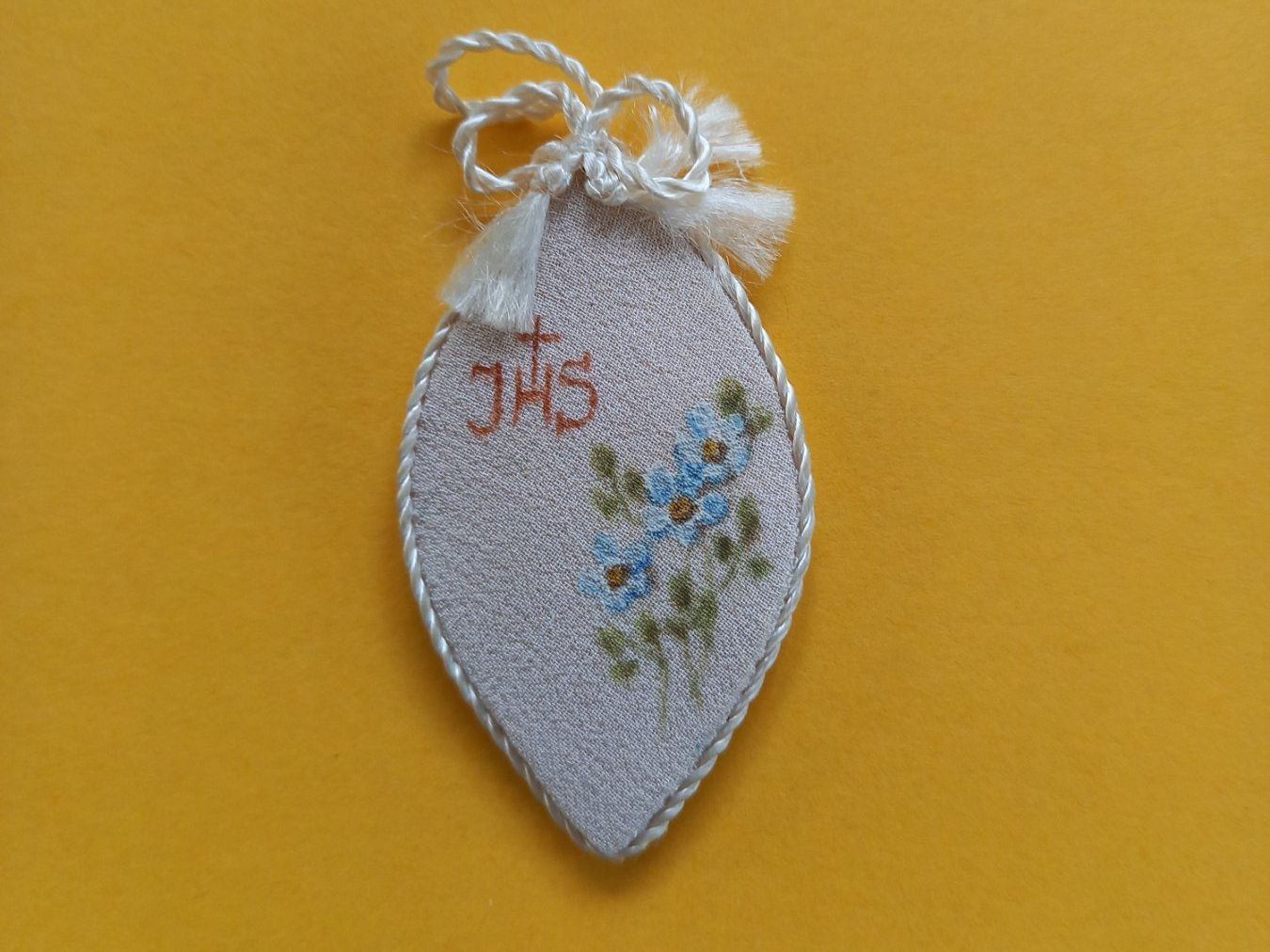 Tutte le decorazioni: Agnus Dei brodé à la main – Usato da Rossens FR venduto da Souris1